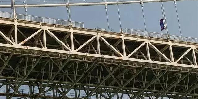 重慶大巴墜江怪防護(hù)欄桿？設(shè)計(jì)、施工企業(yè)表示“這個(gè)鍋不背”！